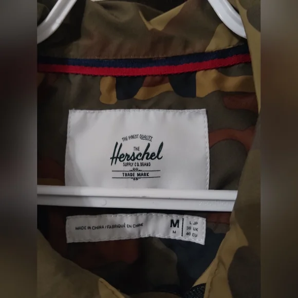 MEN'S Herschel Supply Co. Field Woodland Camo Rain Jacket size MEDIUM - Picture 4 of 12